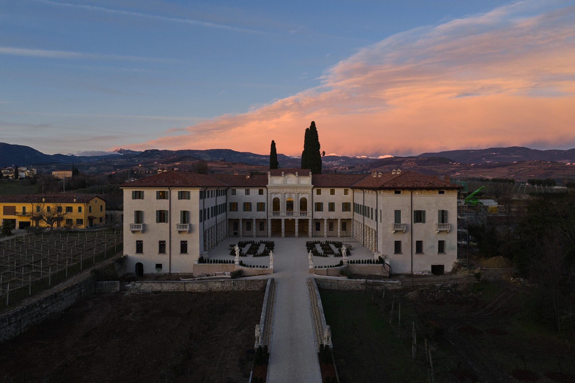 La villa e i vigneti al crepuscolo, con le montagne sullo sfondo