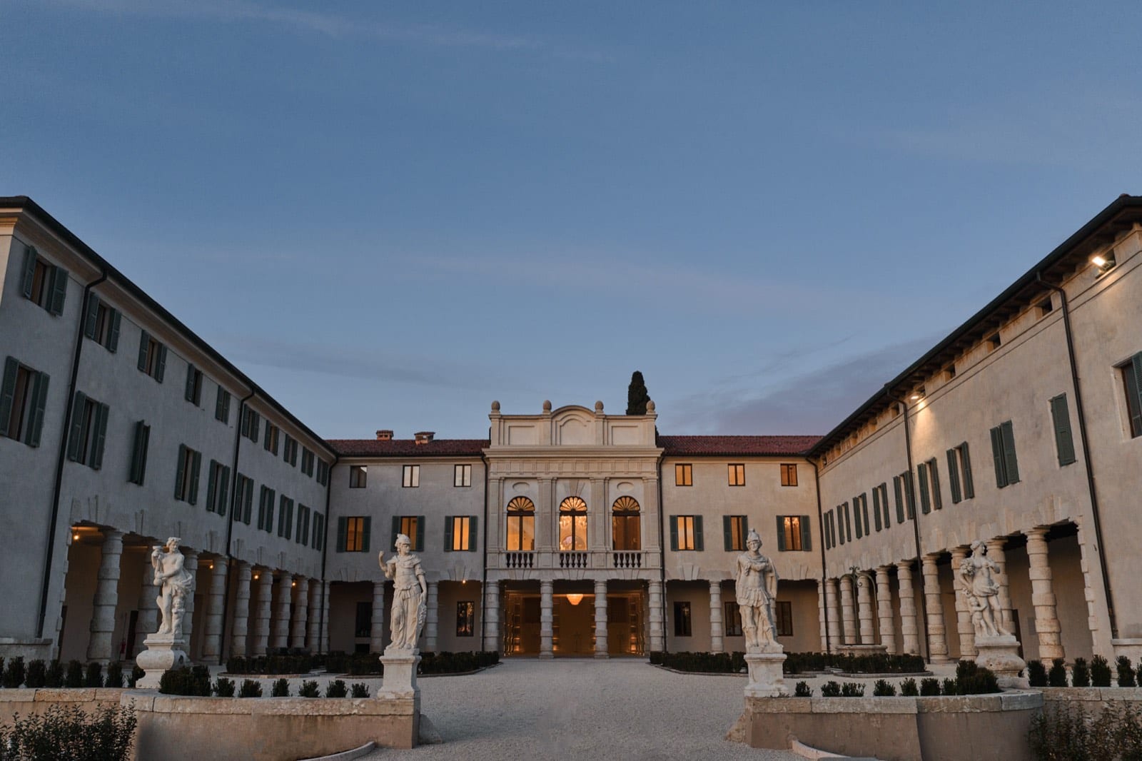 La corte d'onore, al calare della sera