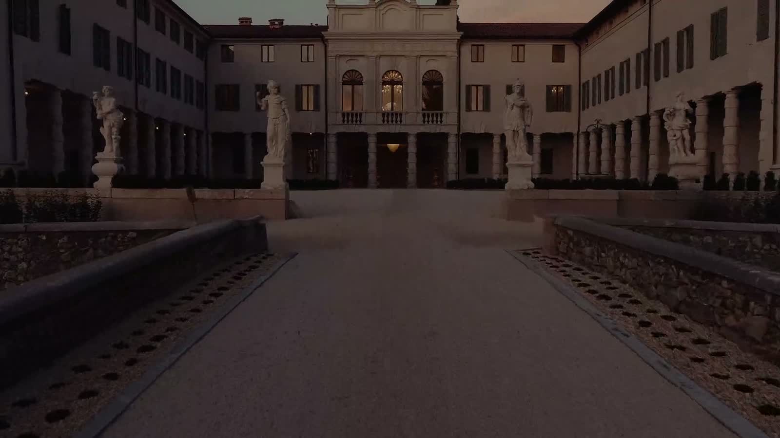 L'arrivo nella corte d'onore della villa al tramonto